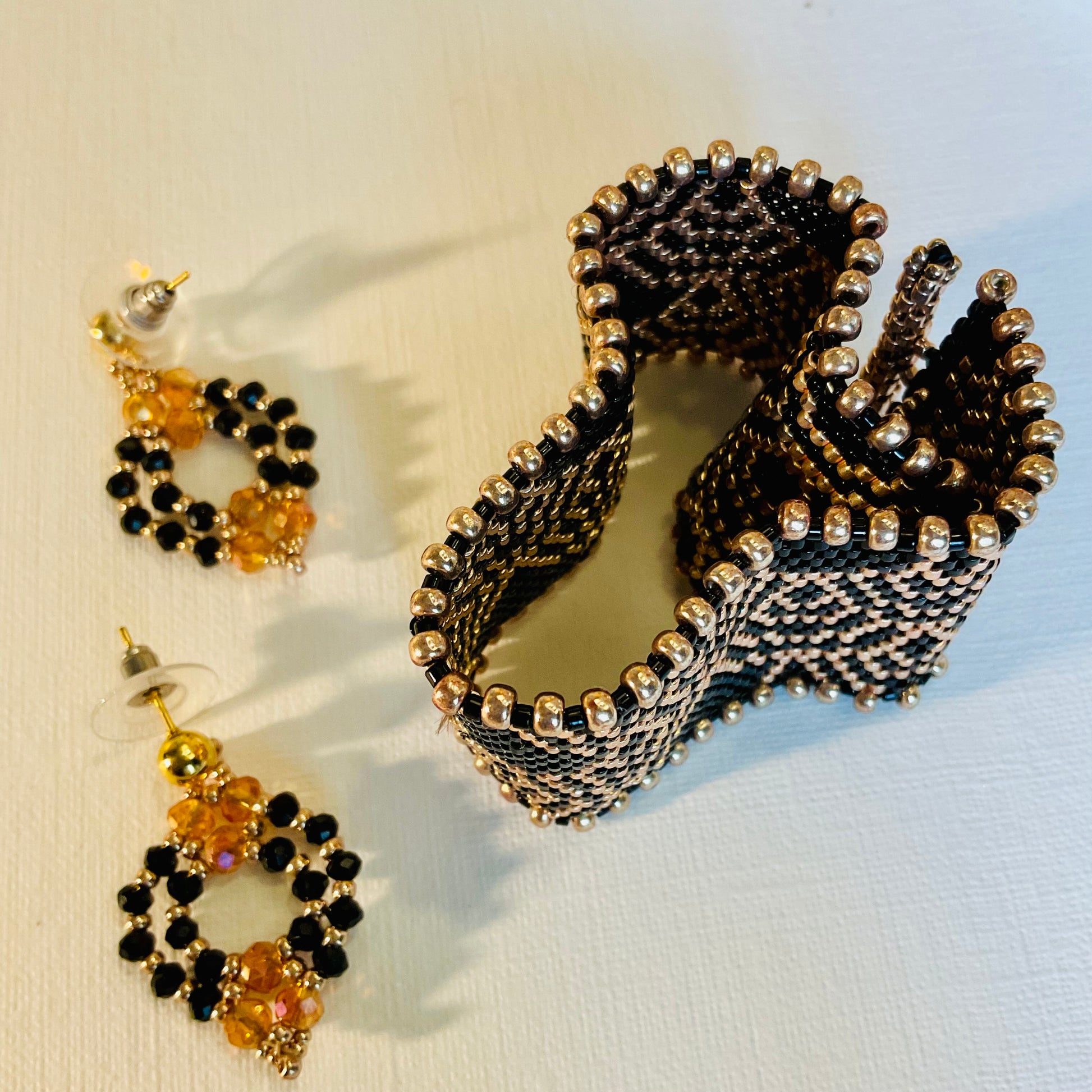 Bracciale con orecchini fatti a mano con perline in vetro Miyuki