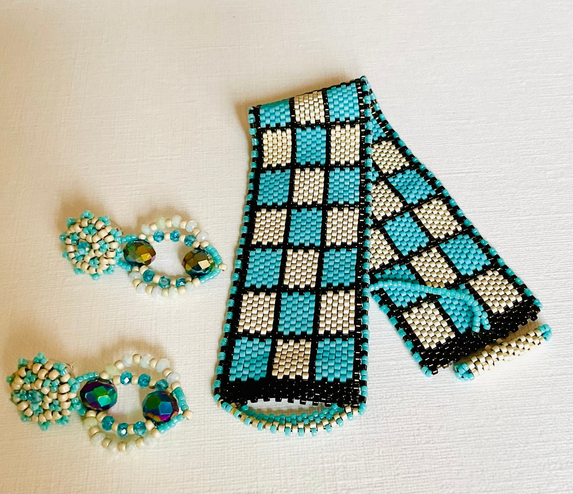 Bracciale con orecchini fatti a mano con perline in vetro Miyuki